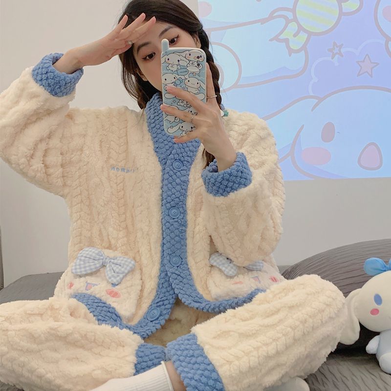 パジャマの女性の秋冬の珊瑚の絨毯は厚くて暖かいです。|undefined