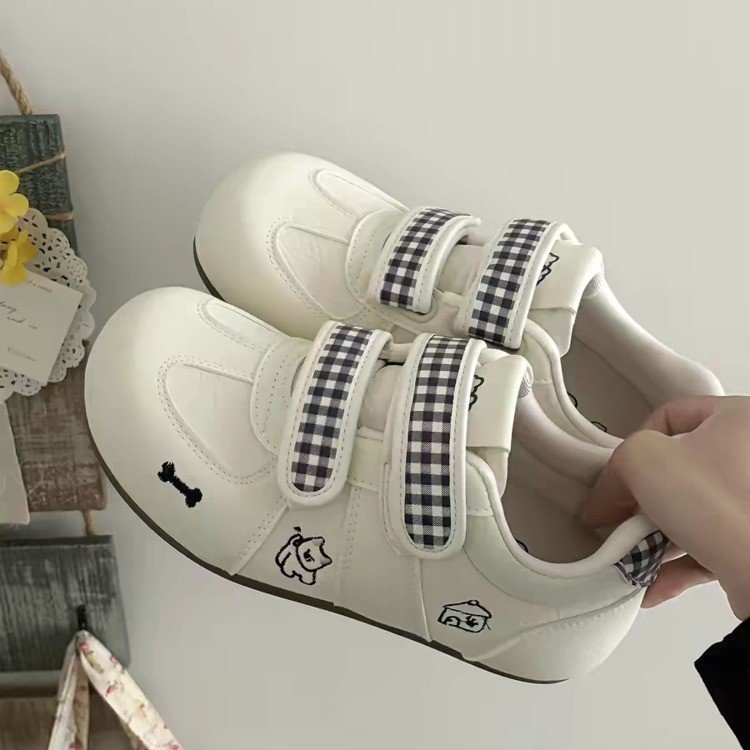 Zapatos blancos de cabeza redonda feos para mujeres verano de 2026 nuevos zapatos mágicos estudiantes zapatos de entrenamiento de estilo de escuela zapatos deportivos de mujer