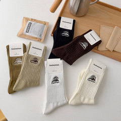 2022 Autumn/Winter New Arrival Snow Mountain Embroidered Crew Socks with Personalized High Elastic Sports Cotton Socks, Size 36-41