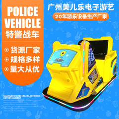 新型の特警戦車は車に衝突します。