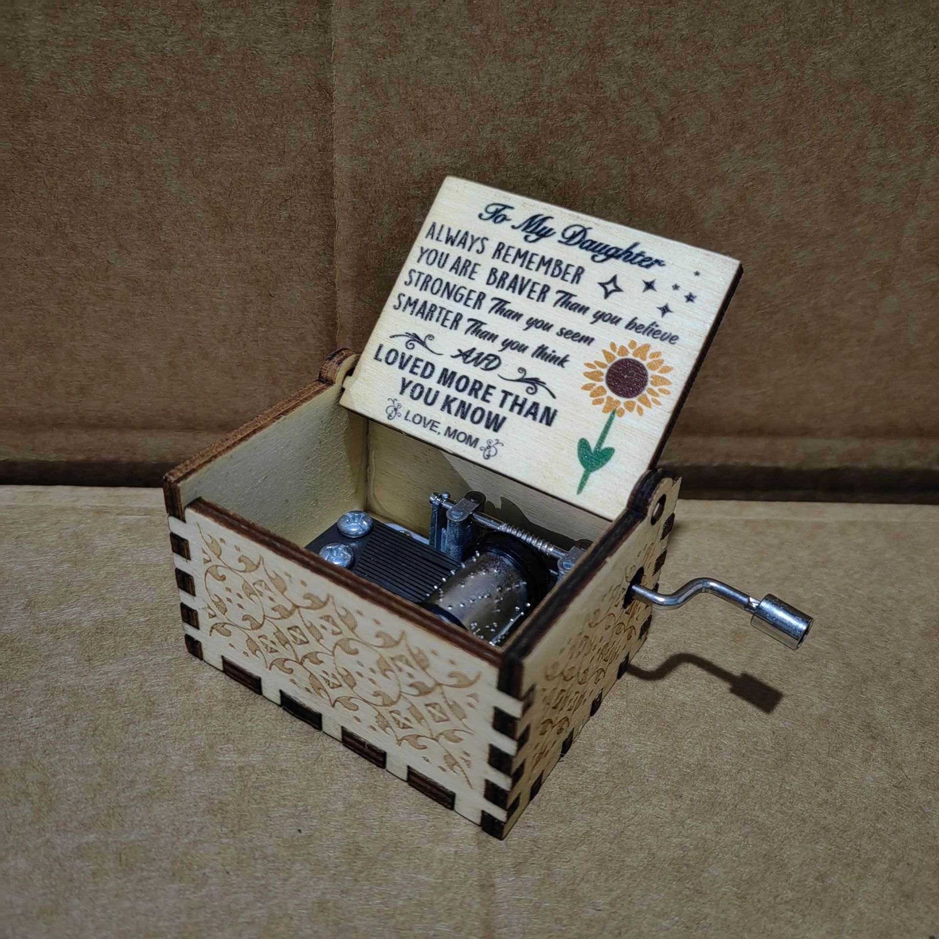 El modelo caliente de suministro transfronterizo Eres mi sol caja de música de madera manivela clásica tallada caja de música se puede configurar