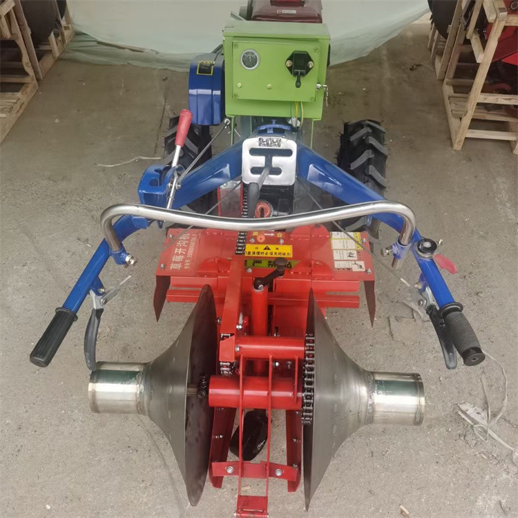 手扶拖拉機(jī)帶草莓開(kāi)溝起壟機(jī) (6).jpg