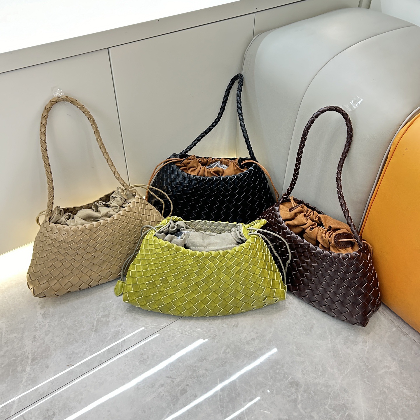 In-Stock Bv Women's Bag Fashion Handbag for Work Commuting Shoulder Bag High-End Niche Design Handmade Woven Bag for Women
