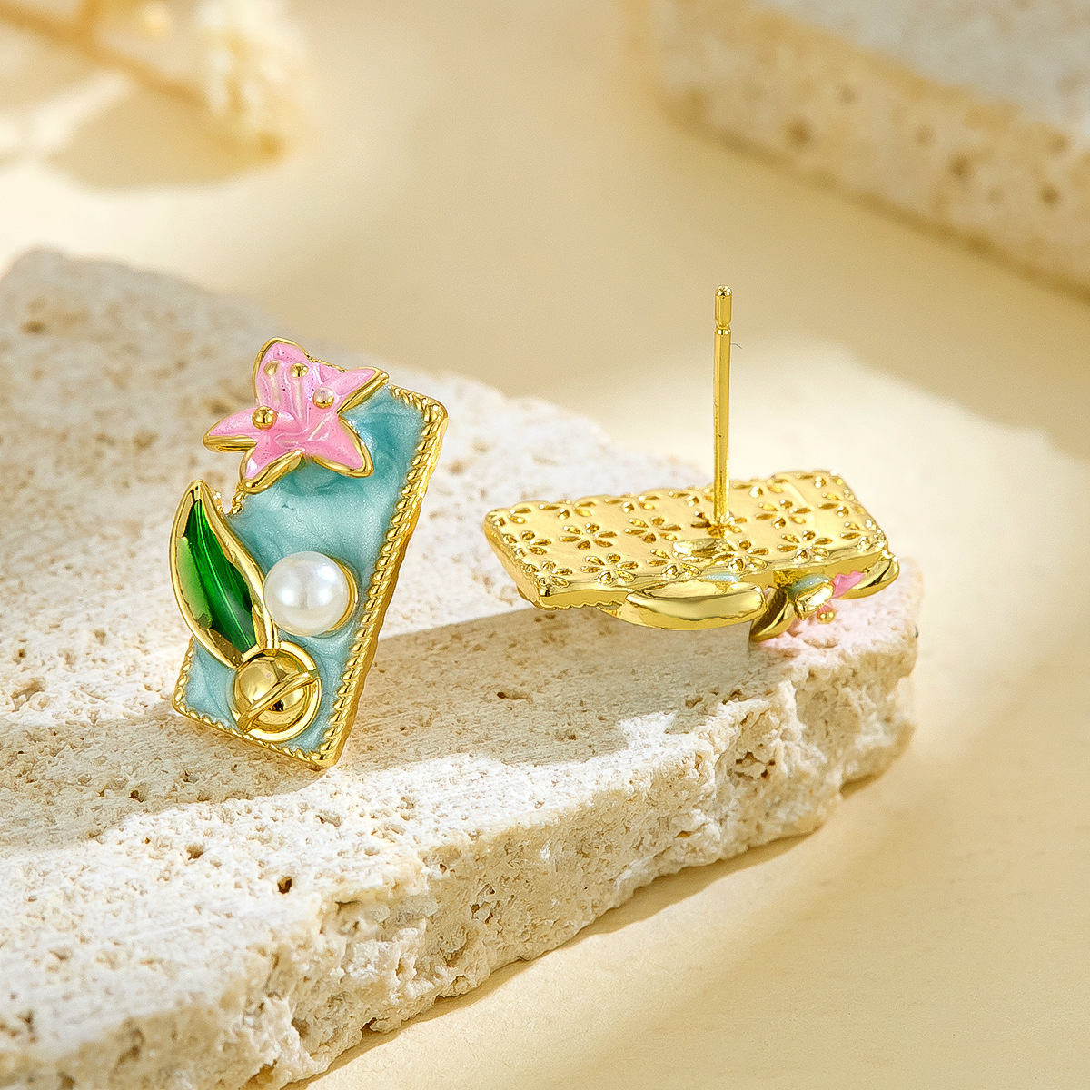 Pendientes de flores de aceite de gota de perlas con incrustaciones retro francesas transfronterizas, pendientes de flores pintadas de esmalte de alta calidad de lujo ligero