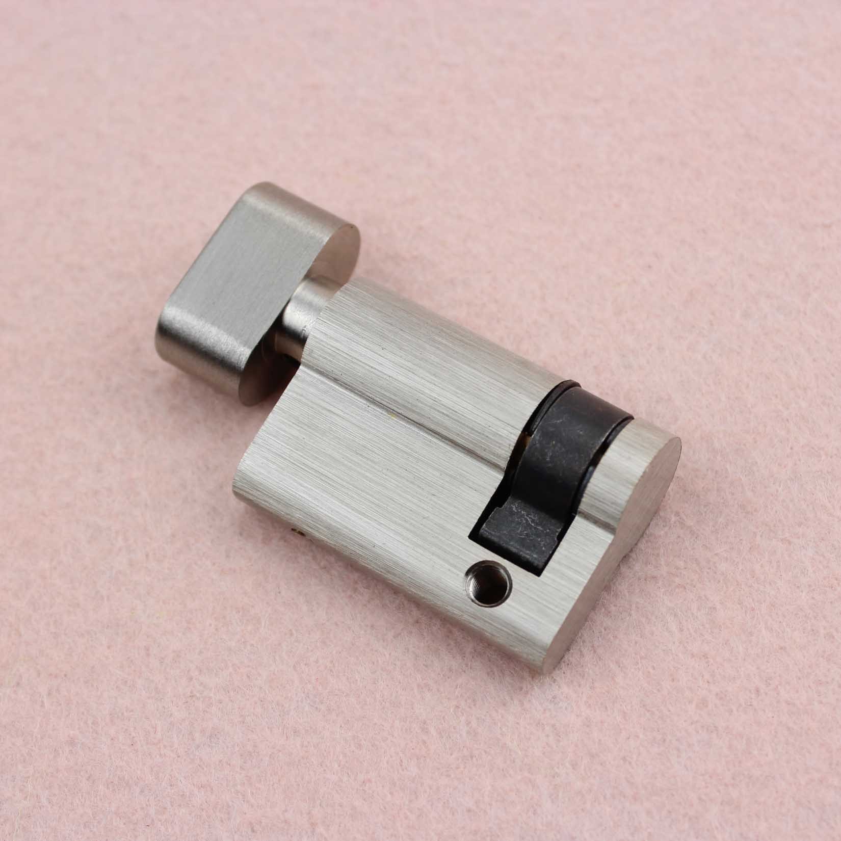 Cuerpo de cobre estándar europeo personalizado medio cilindro 45 unilateral tornillo de mano corto cilindro de cerradura de puerta de pozo de tubería puerta de canal medio cilindro de cerradura