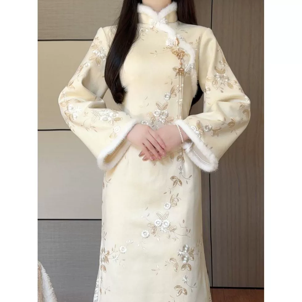 Новое улучшенное женское платье-ципао в зимнем стиле 2025 года с вышивкой, флисовой подкладкой, утолщенным материалом, элегантным меховым воротником, в новом китайском стиле.