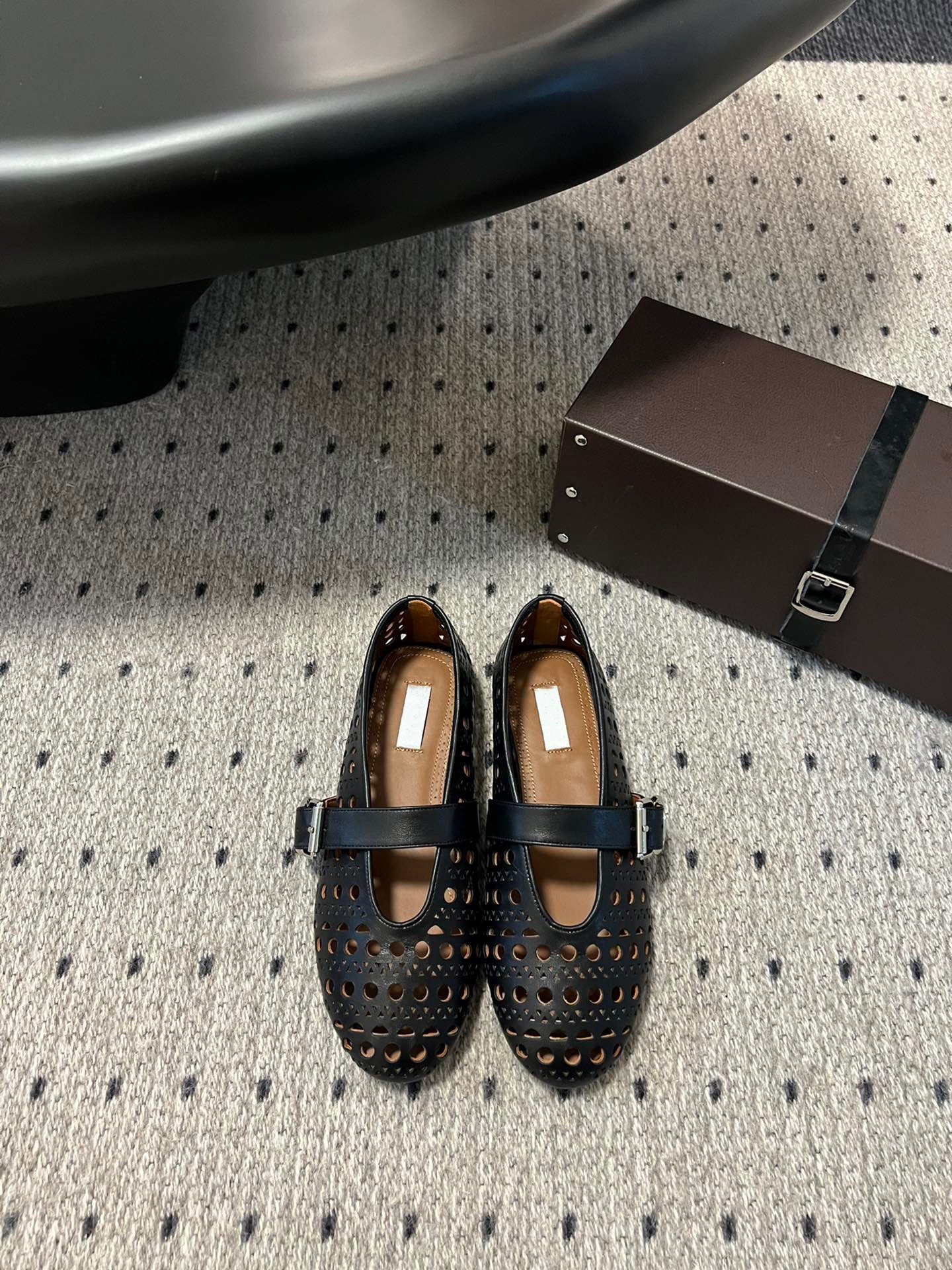 블랙 가죽 중공