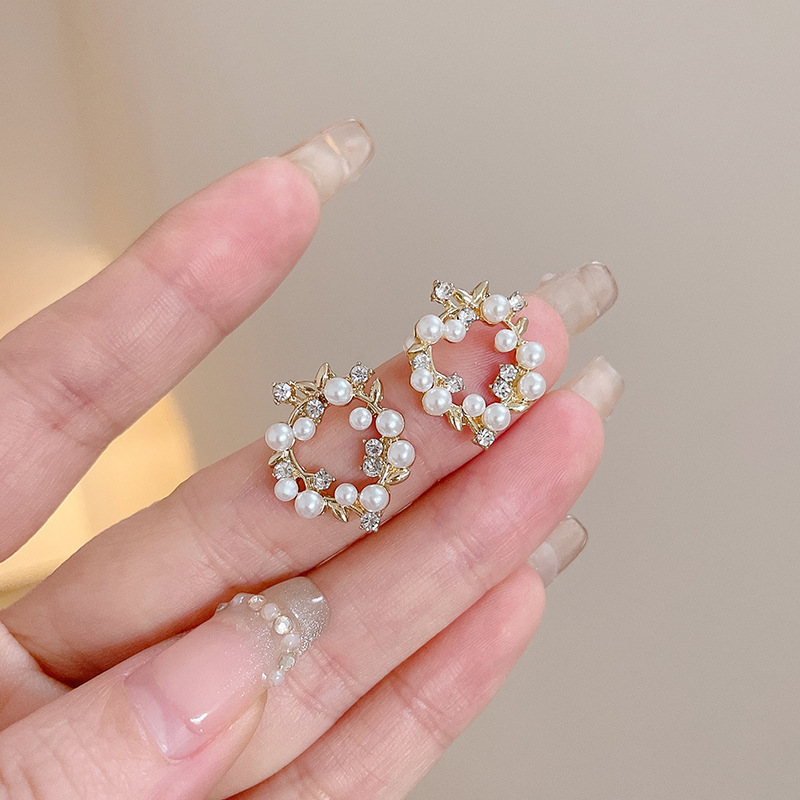 Pendientes transfronterizos, pendientes de metal de alta calidad, pendientes de 2025 nuevos pernos de moda, temperamento ligero y lujoso, pendientes de atmósfera