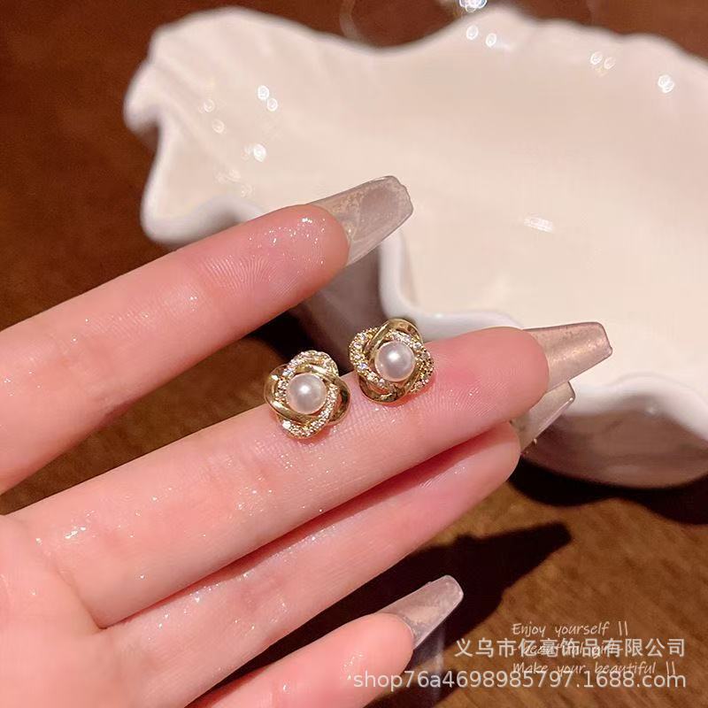 S925 Pendientes de perlas de temperamento Pendientes de lujo ligero de alta gama Pendientes al por mayor y al por menor transfronterizos Mujeres
