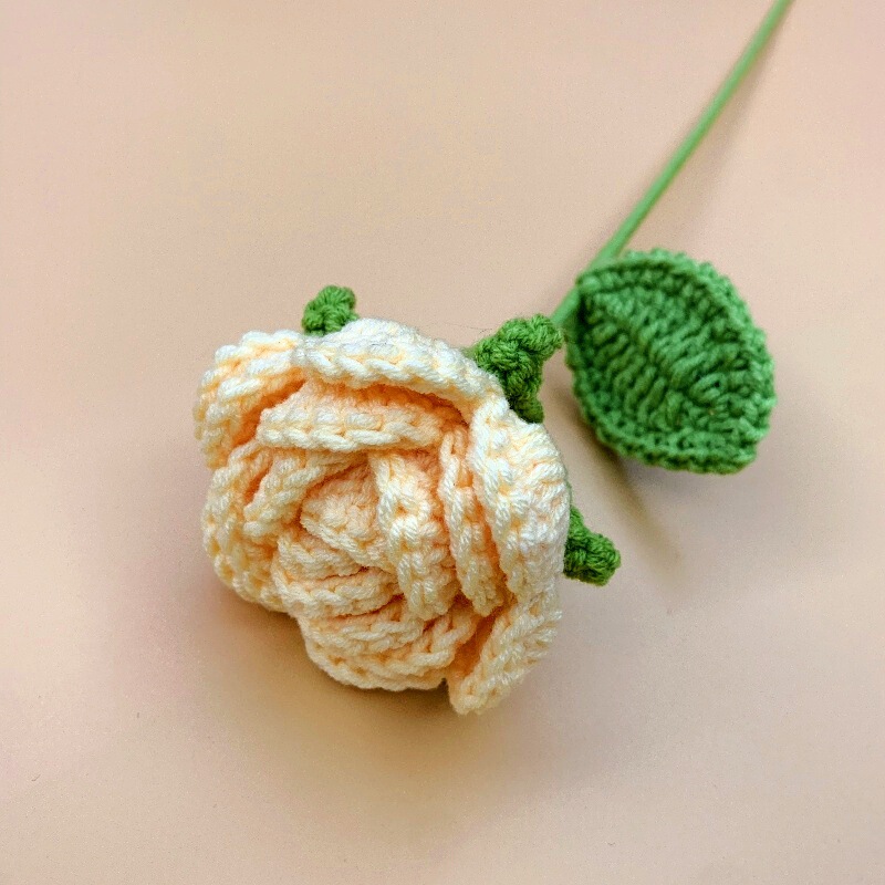 完成品の手作りの花はバラの花をシミュレーションします。|undefined