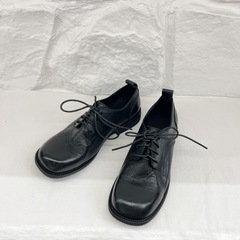 角頭の小さい革靴は黒いオックスフォードの靴を持っています。