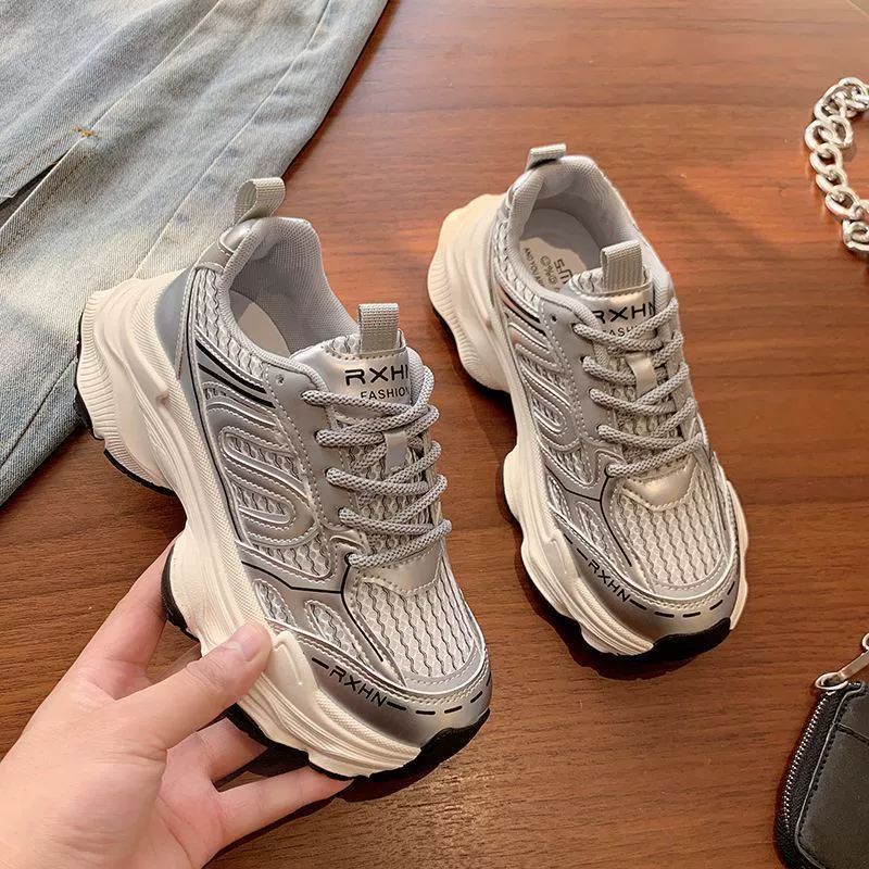 Обувь папы с толстой подошвой 2024 новая весенняя и летняя тонкая сетка дышащая, чтобы увеличить повседневные кроссовки