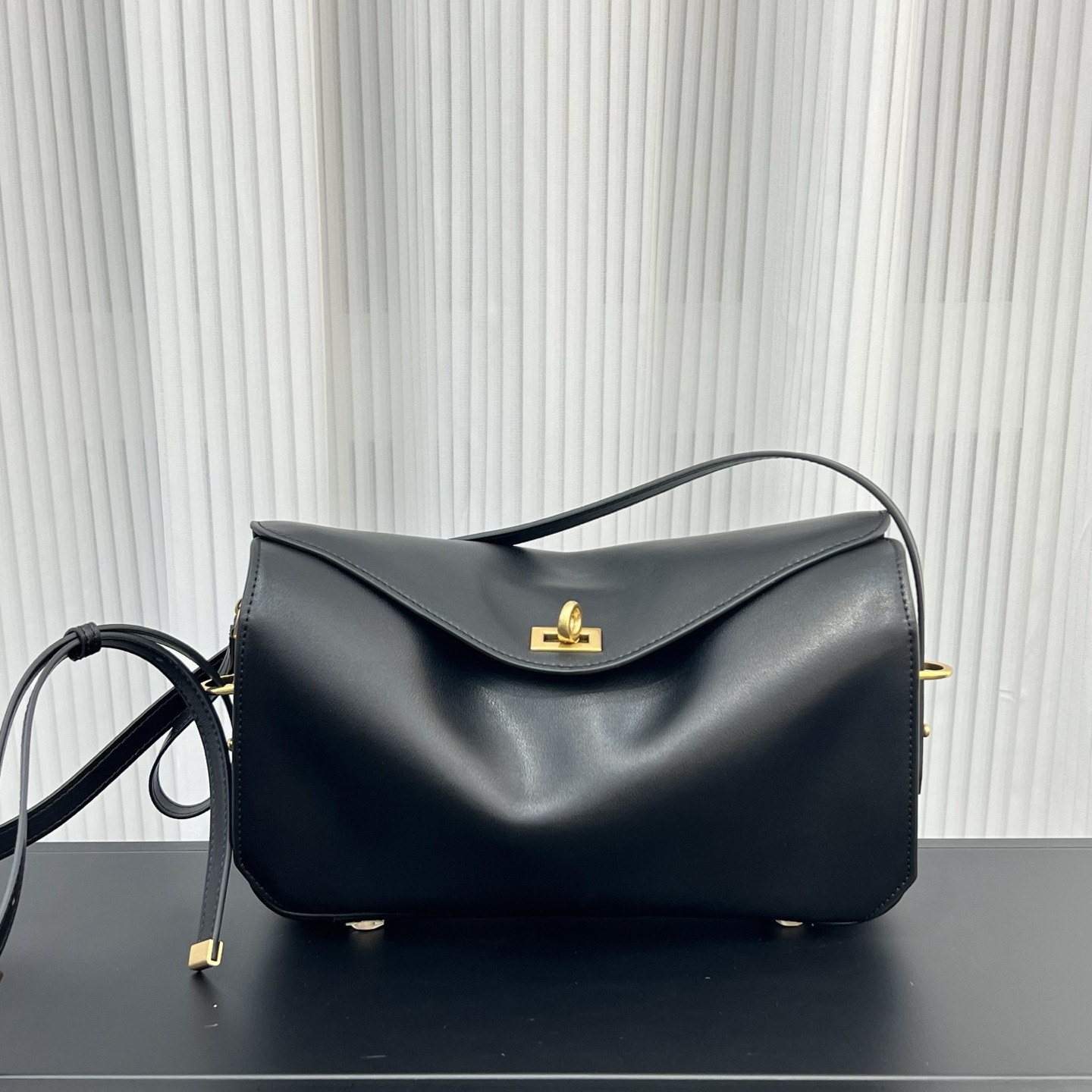 Niche Design Rodeo Genuine Leather Lock Buckle Pillow Bag Women's Shoulder Crossbody Bag for Commuting Large Capacity Black Flap Bag