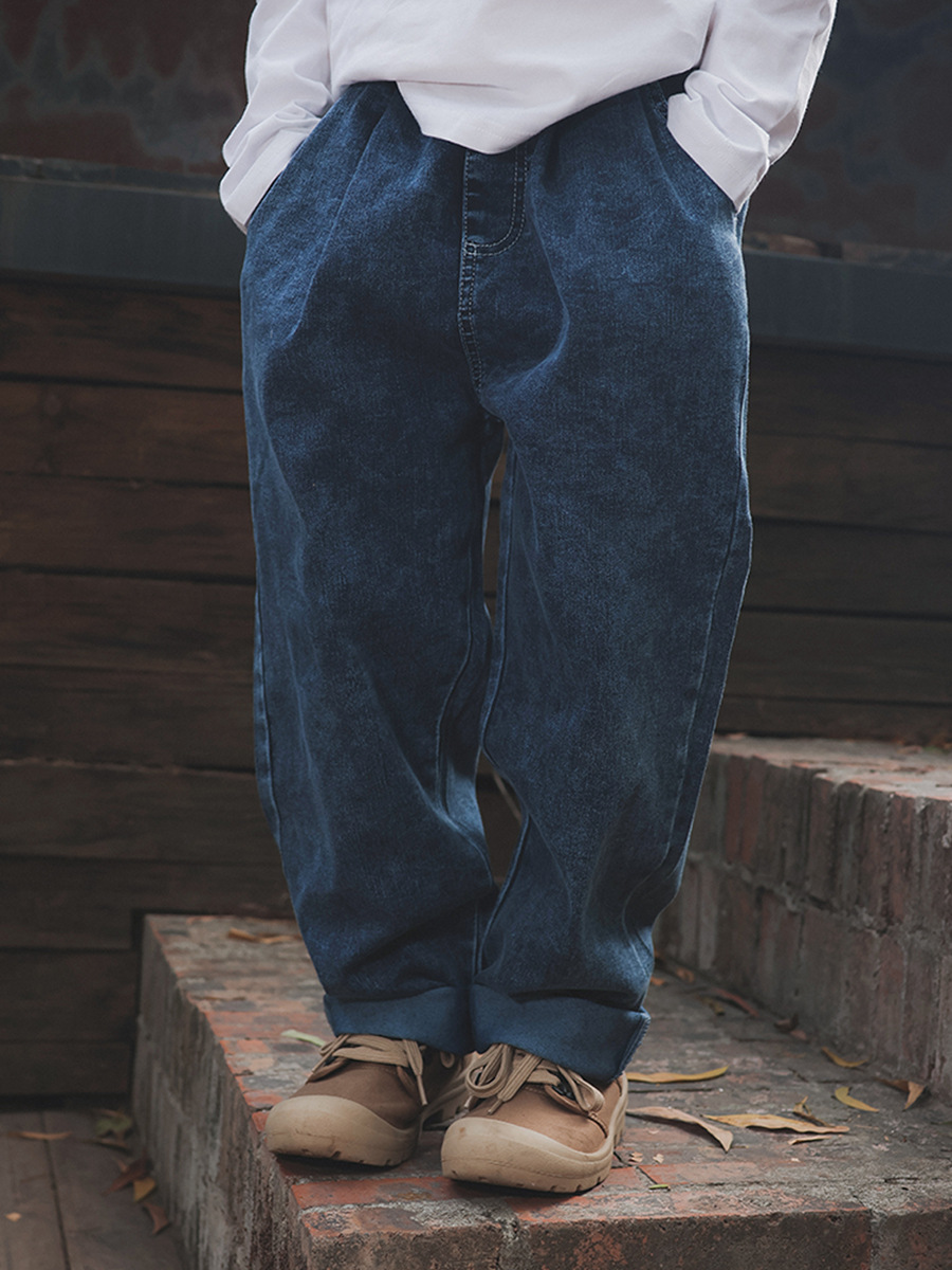 子供のジーパン2025春の新型男の子のゆったりしたストレートズボンの中の大きい子供の柔らかいデニムのカジュアルなズボンのファッション