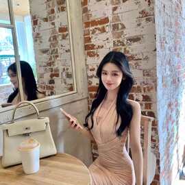 挂脖褶皱包臀连衣裙女生日战袍修身显瘦粉色短款V领礼服纯欲辣妹