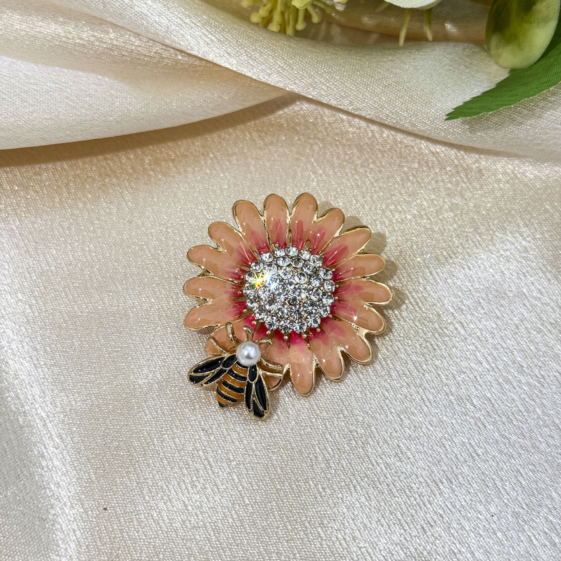 Enamel Sunflower Brooch, High-End Exquisite Bee Daisy Brooch for Women, Niche Design Pin, Suit Accessory