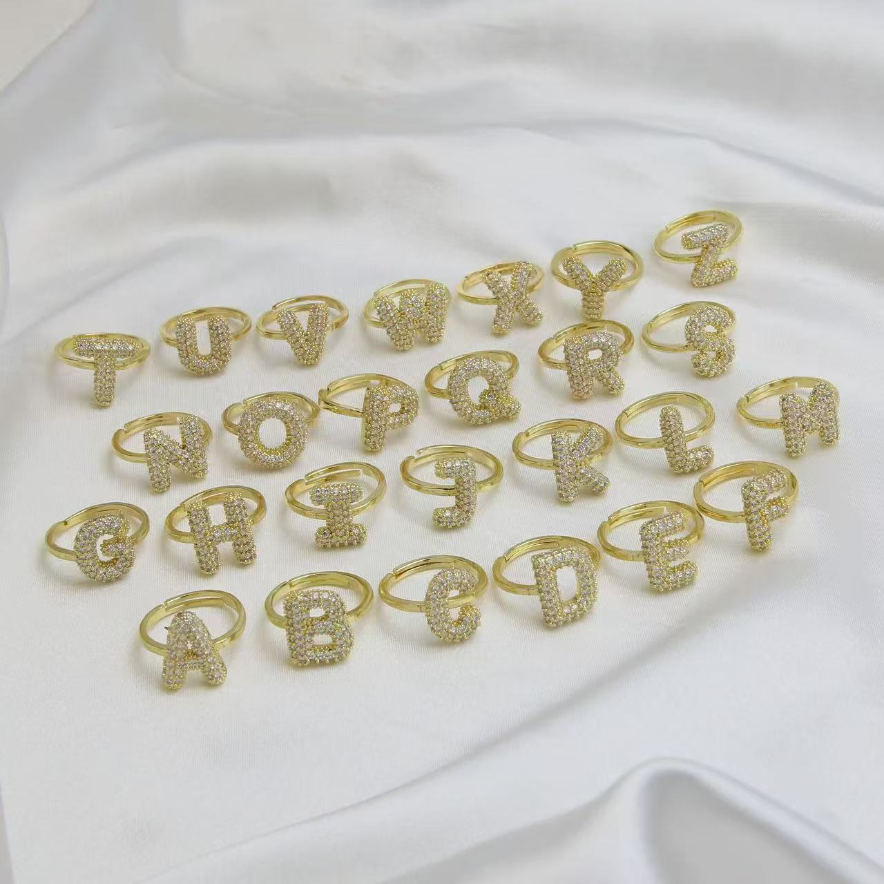 Initialen Ring Aus Vergoldetem Messing Mit Zirkonia Steinen_voghion.com