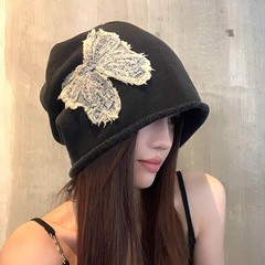 蝶の刺繍の黒い山の帽子の女性の春の夏の怠惰な風は顔を見せます。