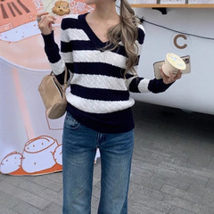 慵懒风蓝白撞色条纹V领毛衣女秋季款软糯宽松显瘦针织衫长袖上衣