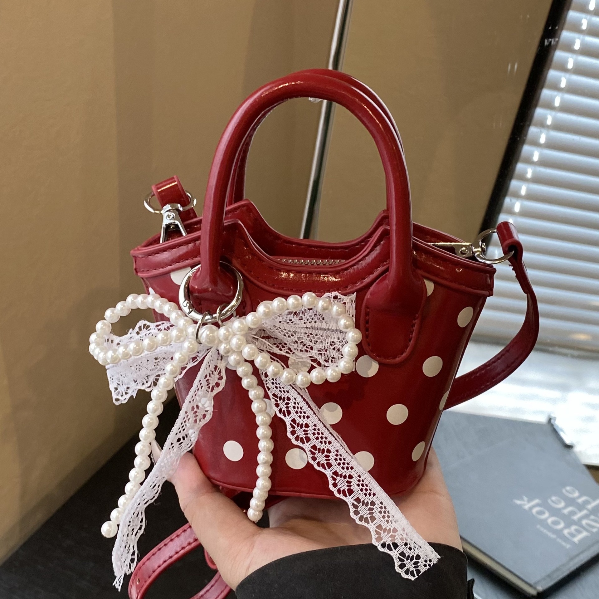 Xiaozhong Mini onda punto bolso de mujer 2025 nuevo estilo coreano de moda versátil bolso portátil pequeño bolso de cubo