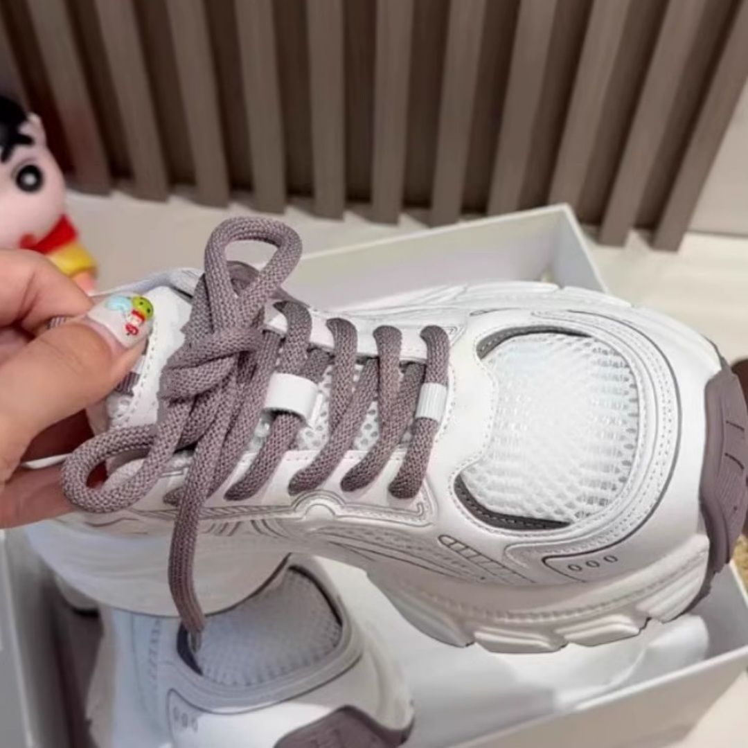 Explosión de verano ultra ligero mostrando pies pequeños zapatos de padre grueso para mujeres 2025 nuevos productos de malla transpirable zapatos deportivos cómodos para mujeres