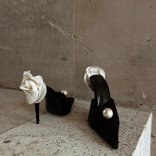 法式新款尖头绸缎珍珠高跟鞋女细跟名媛宴会白玫瑰花包头后空凉鞋