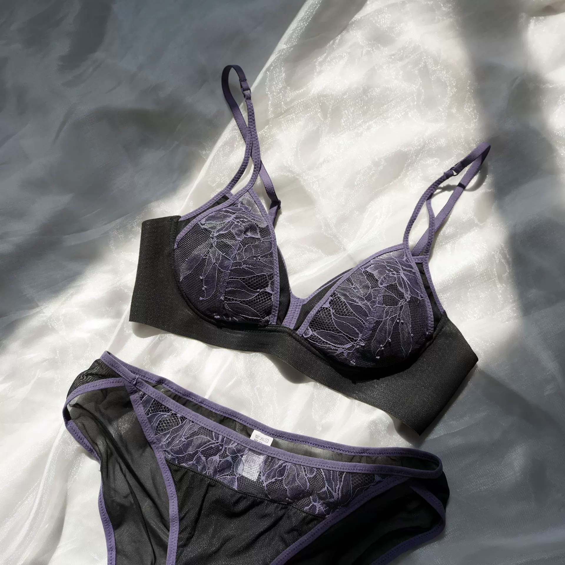 撞色法式内衣套装无钢圈三角杯双肩带文胸女舒适透气蕾丝拼接