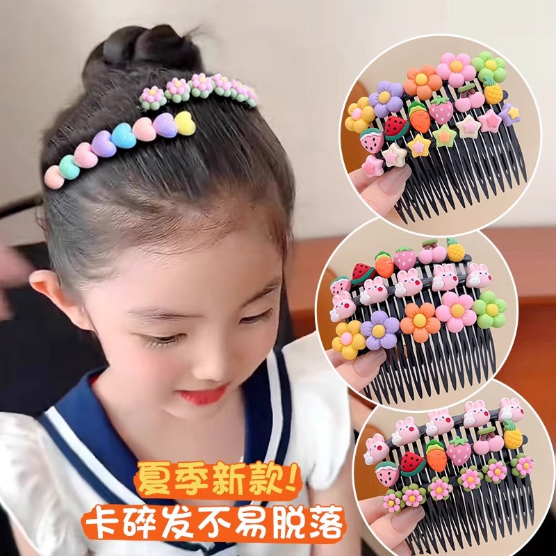 Hermosos niños tirando del cabello de la cabeza de la niña peinada de cabello de la parte posterior de la frente peinada peinada de cabello toque