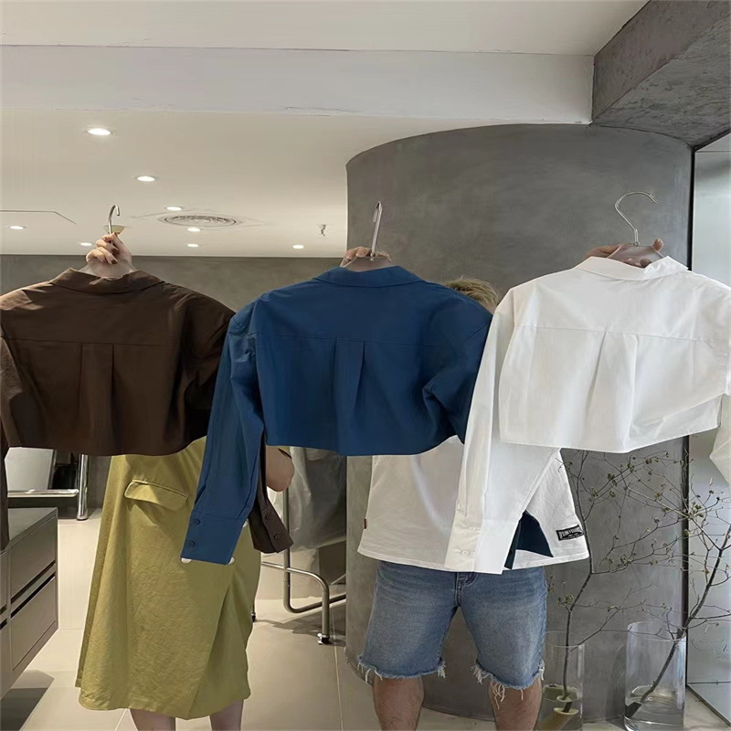 Nueva camisa de manga larga corta de color sólido de estilo coreano para niñas 2023 camisa suelta de bolsillo de solapa para niños medianos y grandes