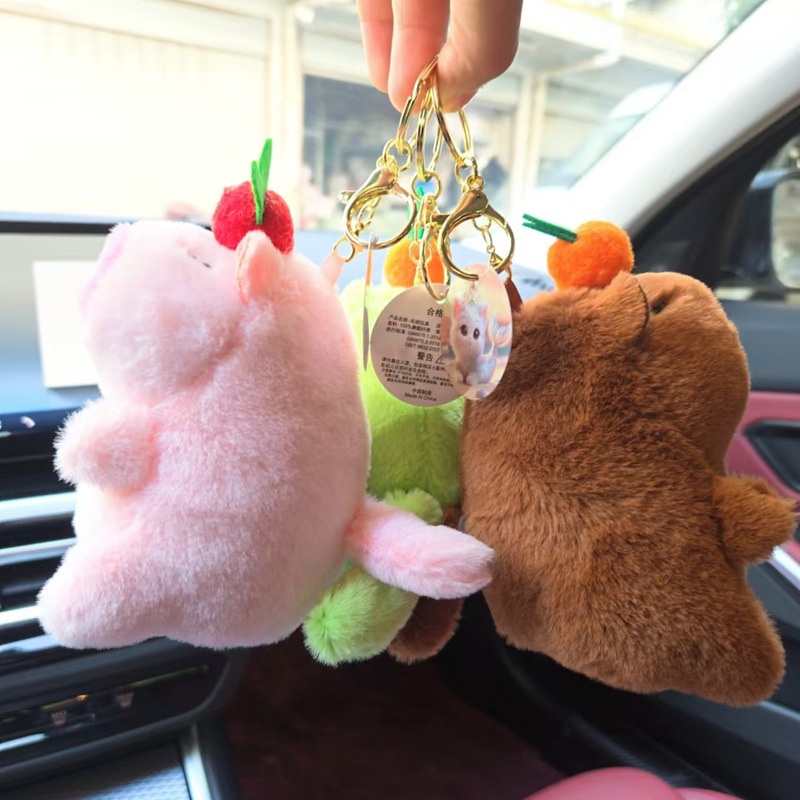 創意的なぬいぐるみの柿がしっぽを振ります。|undefined