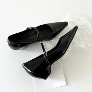 Ӣ���L��Ƥ���^ͨ�ڸ߸�Ь��Ь������һ�ֿۚ��|������Ь