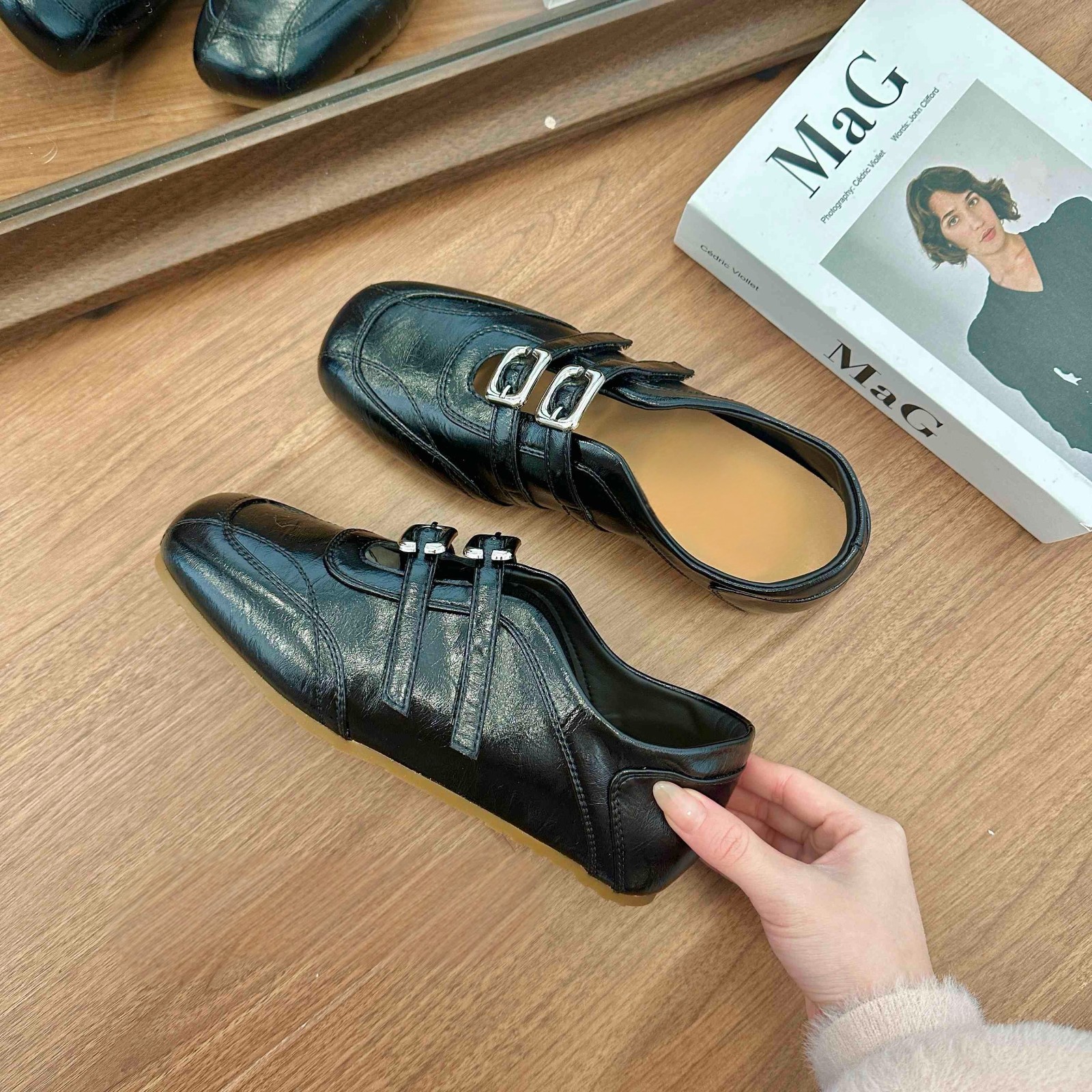 Zapatos de cuero suave de mujer, primavera de 2026 nuevos zapatos de doble hebilla superficial, zapatos de cuero casuales cómodos