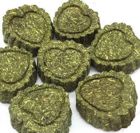 Juguetes masticables para mascotas pequeñas, donuts, pasteles de hierba en forma de corazón, bolas de hierba, piruletas, alimento principal para hámster, chinchilla, conejo, venta al por mayor en stock.