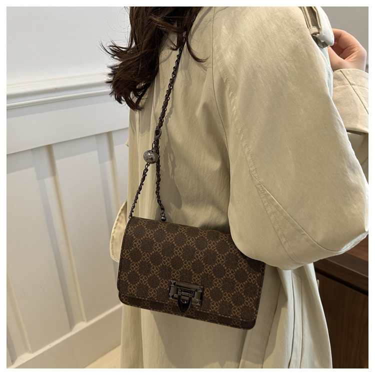 Cross-border women's bag 2024 New leopard print underarm bag, Korean style fashionable and trendy chain single-shoulder bag, riveted crossbody bag undefined