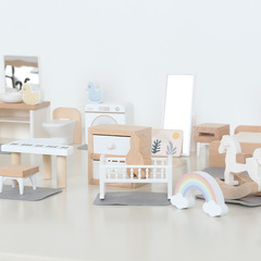 ままごとのおもちゃはミニ家具の小さい台所の子供の子供の子供の家をシミュレーションします。