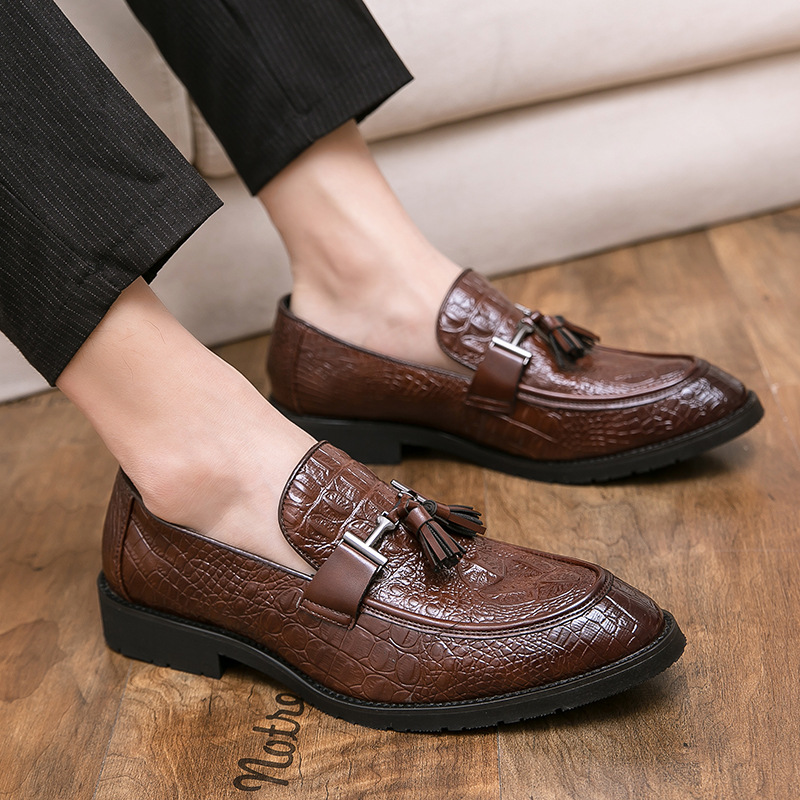 Zapatos de cuero mocasines de cuero de cocodrilo de los hombres otoño casual slip-on mocasines estilo británico zapatos de borla personalizados zapatos de los hombres de moda
