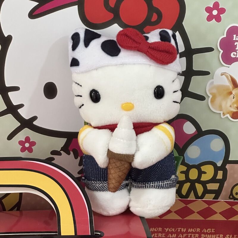 愛のハローキティのぬいぐるみのキーホルダーのペンダントはプレゼントのカバンを飾っています。|undefined