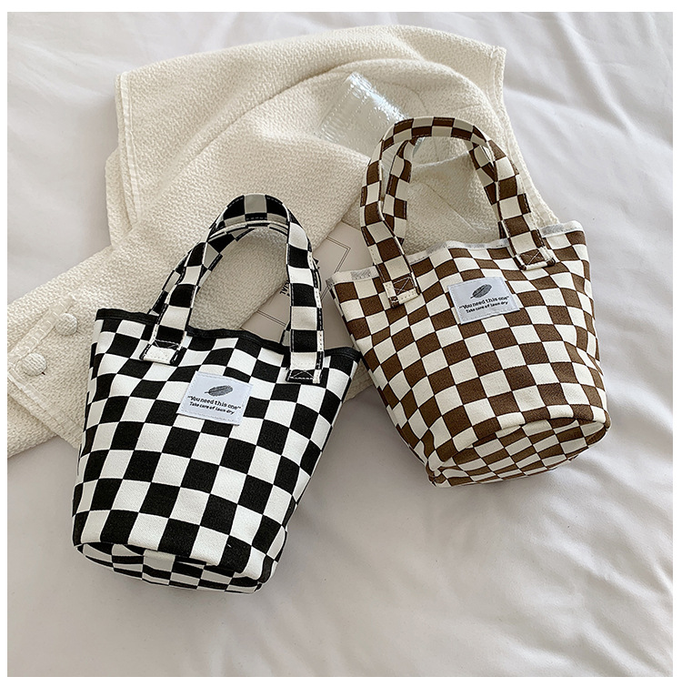 A fashionable new Japanese and Korean chic black and white checkered canvas bag, a large-capacity single-shoulder bag for women, and a simple student handbag undefined