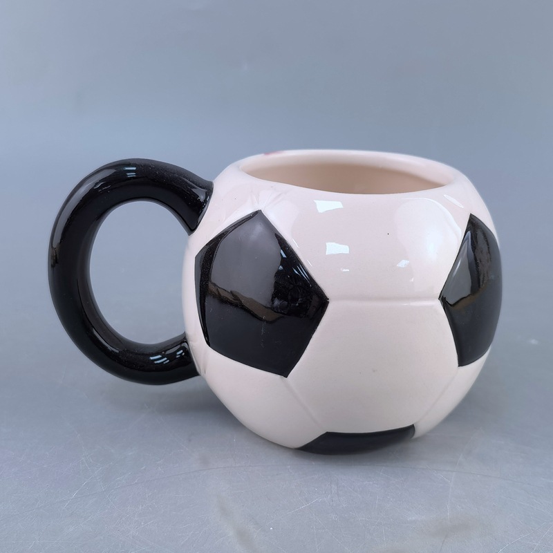 Taza de cerámica de fútbol deportivo creativo Taza de gran capacidad en relieve Taza de agua temática de regalo Taza para beber de oficina