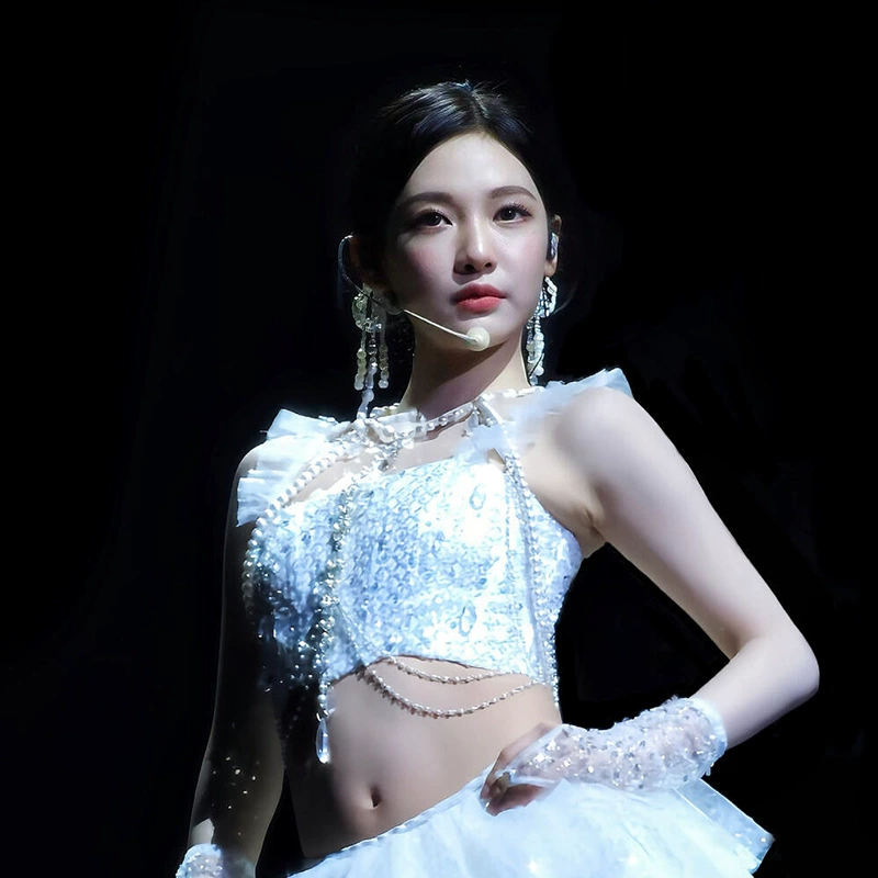 Сценический костюм в стиле k-pop: короткий топ и юбка из тюля с жемчужной цепочкой, S–XL
