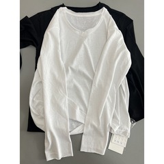 上半身のガガが痩せています。超カジュアルな毛の縁のvネックの長袖tシャツです。