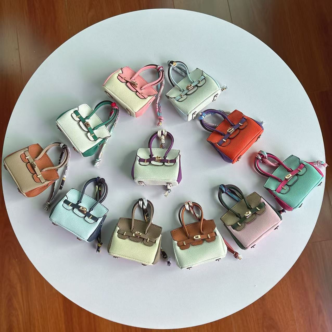 Mini colgante de bolsa de platino de color de contraste, colgante de bolsa de auriculares sobre rojo de alta gama, colgante de llavero de coche, colgante al por mayor