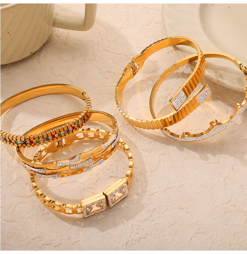 Elegant Solid Color 18K Gold Plated Artificial Diamond Titanium Steel Wholesale Bangle display picture 11