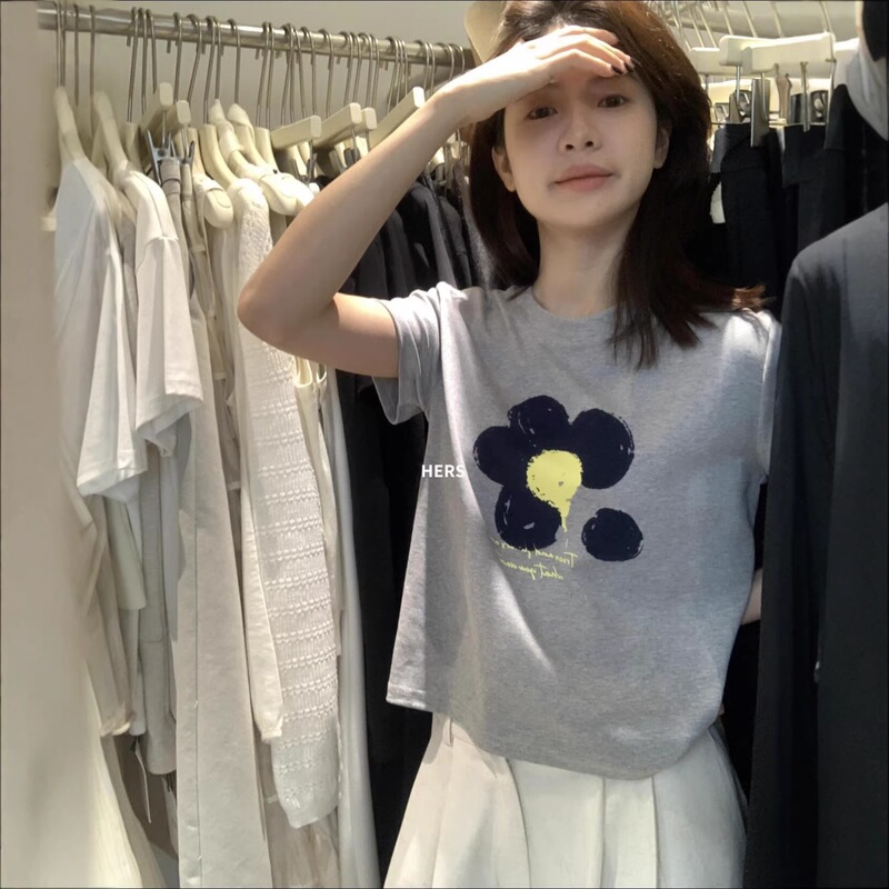 Hers Sweet Summer Korean Style Simple Flocked Floral Pattern Versatile Slimming Round Neck Short Sleeve T-Shirt for Women 20664 Hers Sweet Summer Korean Style Simple Flocked Floral Pattern Versatile Slimming Round Neck Short Sleeve T-Shirt for Women 20664