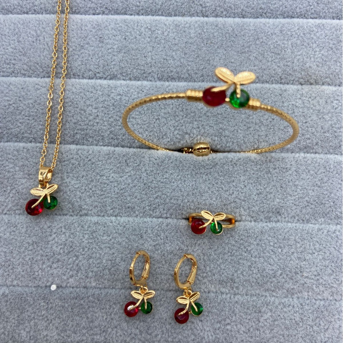 Juegos de joyería para niños series de fruta cereza cobre dorado zircon anillo pendientes brazalete collar joyería conjunto de cuatro piezas