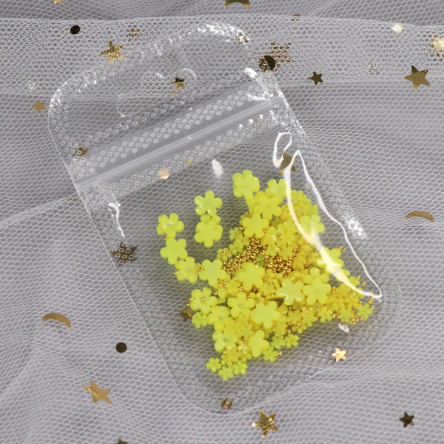 Blanco flor pequeña joyería de uñas de resina tridimensional de cinco pétalos tamaño de la flor mezclada con oro y plata cuentas de acero