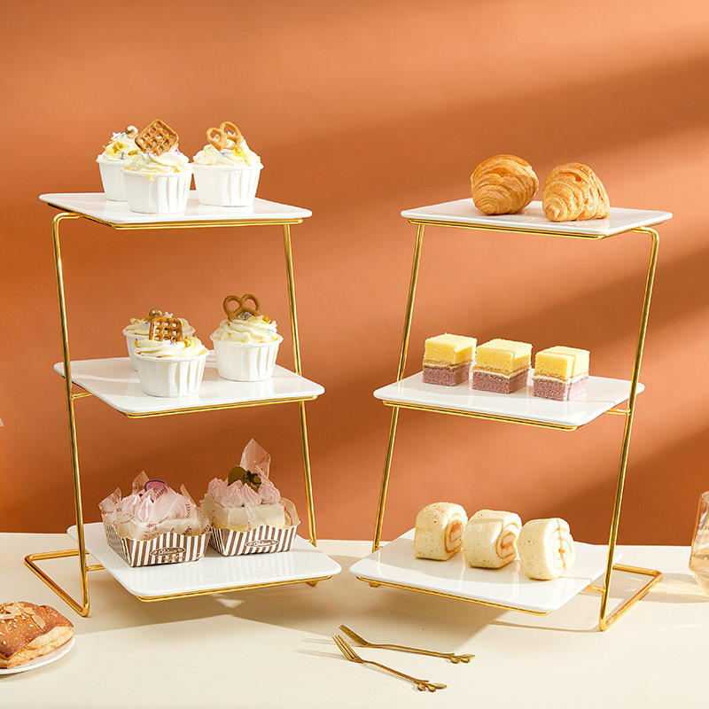 デザート台の展示棚に飾られた結婚式のケーキトレーの下のお茶の多層お菓子皿の冷たい食事の休憩台の誕生日|undefined