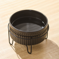 猫が水を飲む黒い陶磁器の碗の猫の食糧のたらいはひっくり返さないでください。