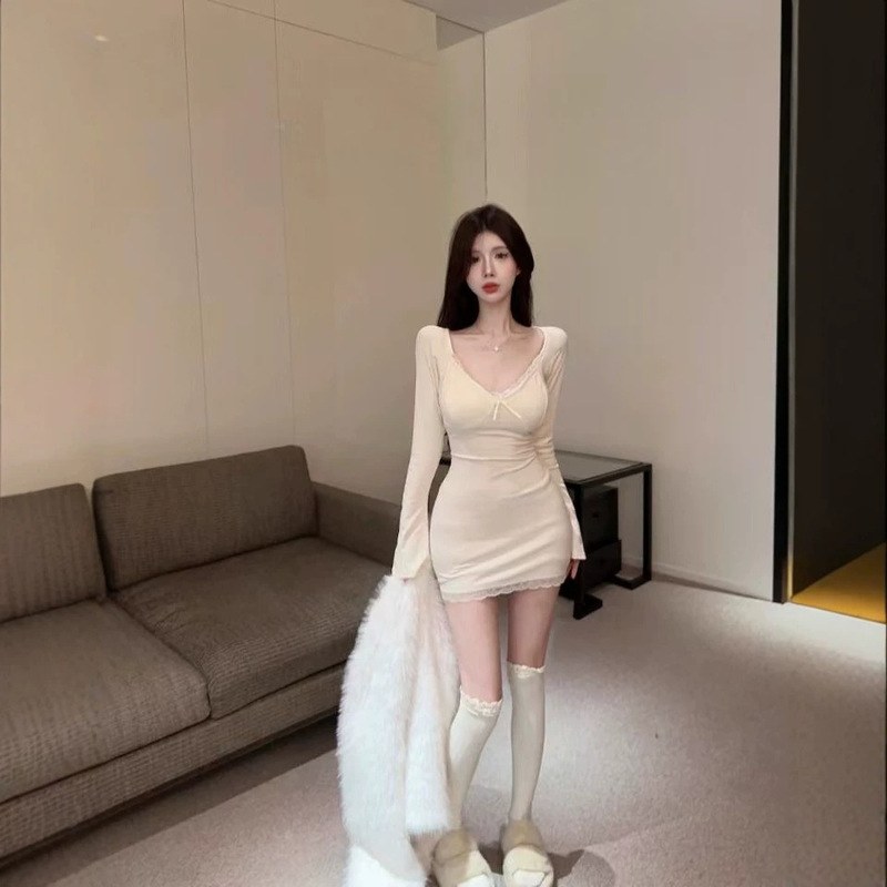 Purely desirable French-style V-neck long-sleeve dress for women, autumn and winter Korean-style lace trim design, slim-fit bodycon short dress Purely desirable French-style V-neck long-sleeve dress for women, autumn and winter Korean-style lace trim design, slim-fit bodycon short dress