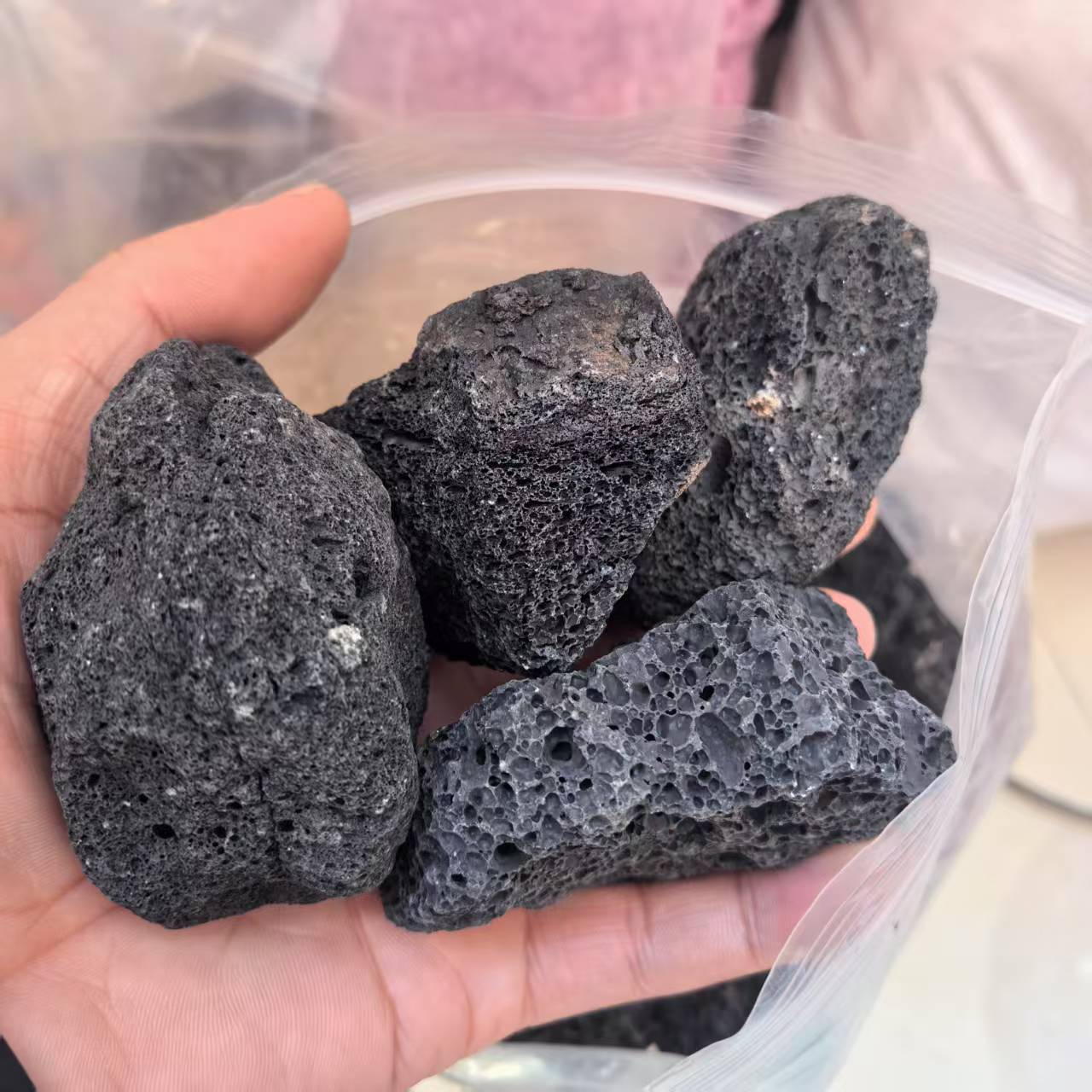 厂家批发红色火山石颗粒生物除臭火山岩填料污水处理火山石滤料